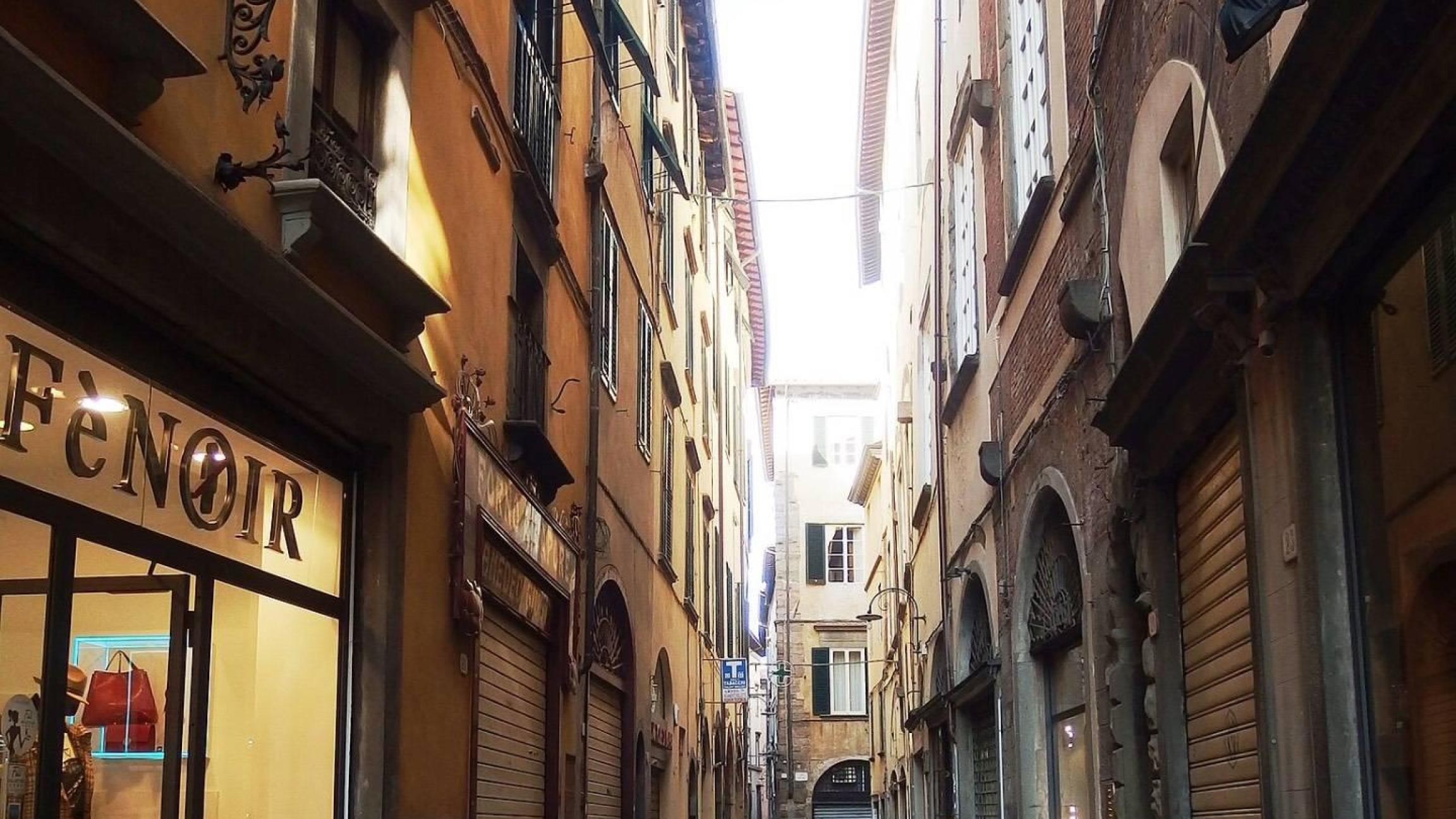 Locale commerciale a Lucca