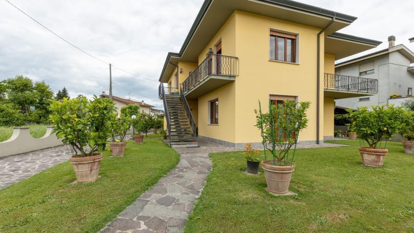 Villa bifamiliare a Nave con giardino
